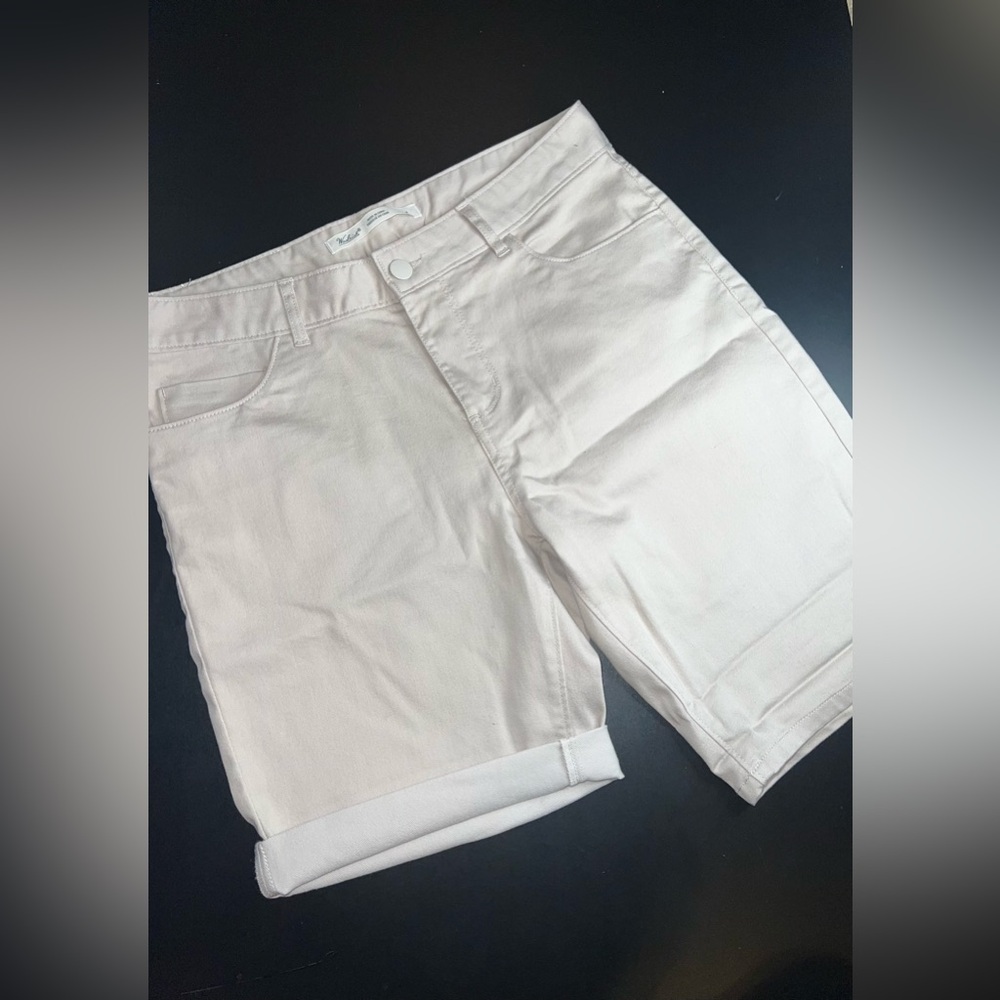 Woolrich Light Cream Cuffable Bermuda Style Shorts Size 8 EUC